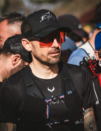 Régis Ruchaud, athlète d'ultra-trail et ambassadeur 1Defy, équipé d'un sac d'hydratation et d'une casquette de sport