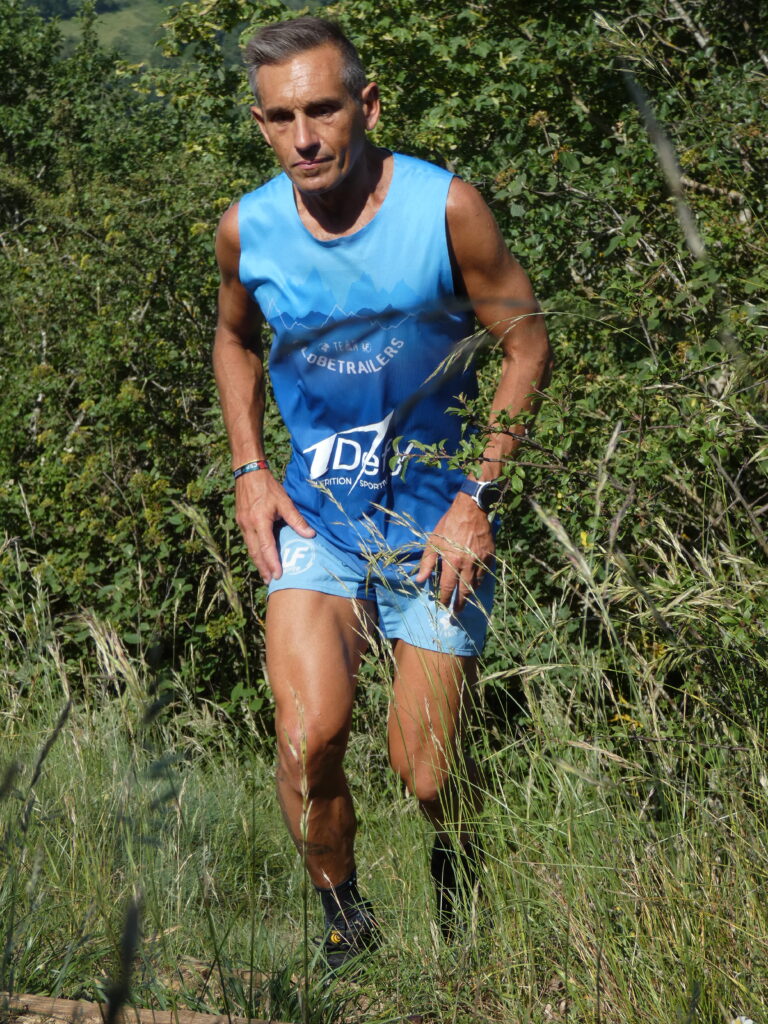 Cédric CHAVET ultra traileur et ambassadeur 1Defy Nutrition Sportive, dans les hautes herbes en train de courir