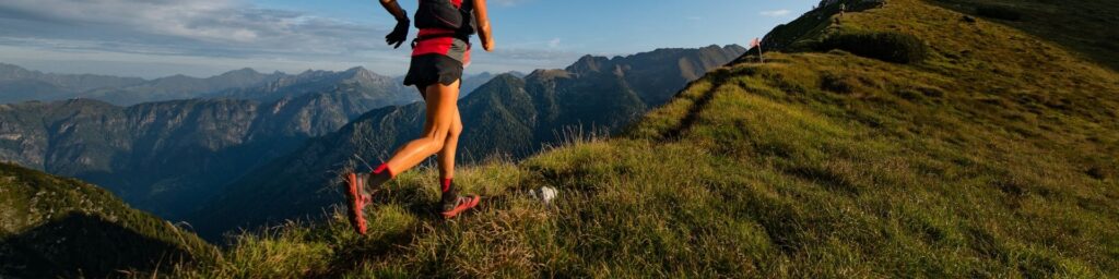 Coureur de trail en montagne : stratégie de nutrition sportive avant la course pour optimiser l'énergie et l'endurance, conseils 1Defy.