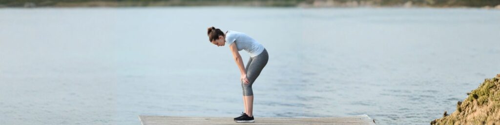 Sportive en état de fatigue chronique illustrant le syndrome REDs : risques du déficit énergétique sur la santé et la performance, expertise 1Defy.