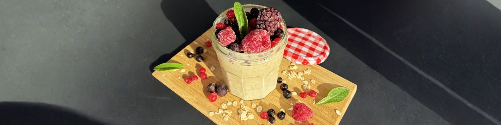 Overnight oat protéiné, recette, topping fruits rouges, présentation sur une planche, recete gourmande