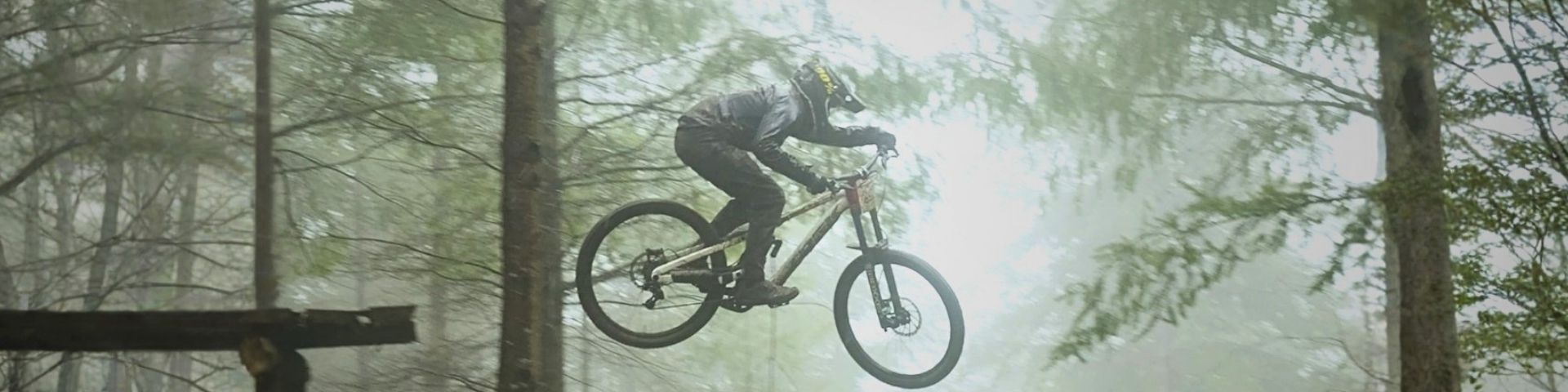 Matys LAUREAU sur son VTT de descente en train de sauter d'un obstacle.