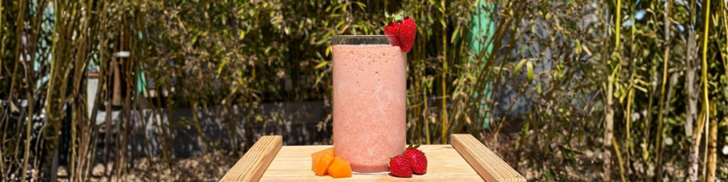 Smoothie protéiné melon, fraise et menthe, présenté en extérieur, recette issue du blog de 1Defy Nutrition Sportive Made in Bourgogne