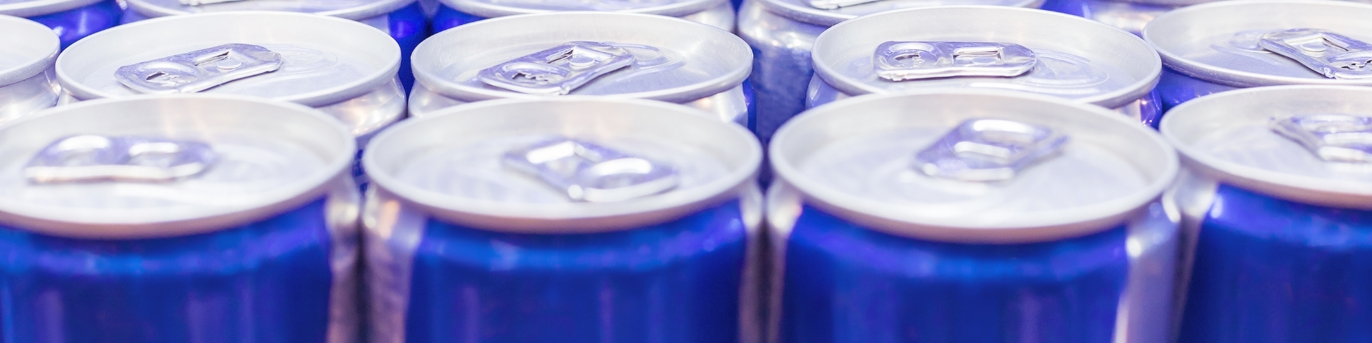 Image de cannette de boissons énergisantes. Image utilisée pour représenter l'article : Boissons énergisantes : quels dangers pour la santé et le sportif ?présent sur le site internet de 1Defy nutrition sportive made in bourgogne